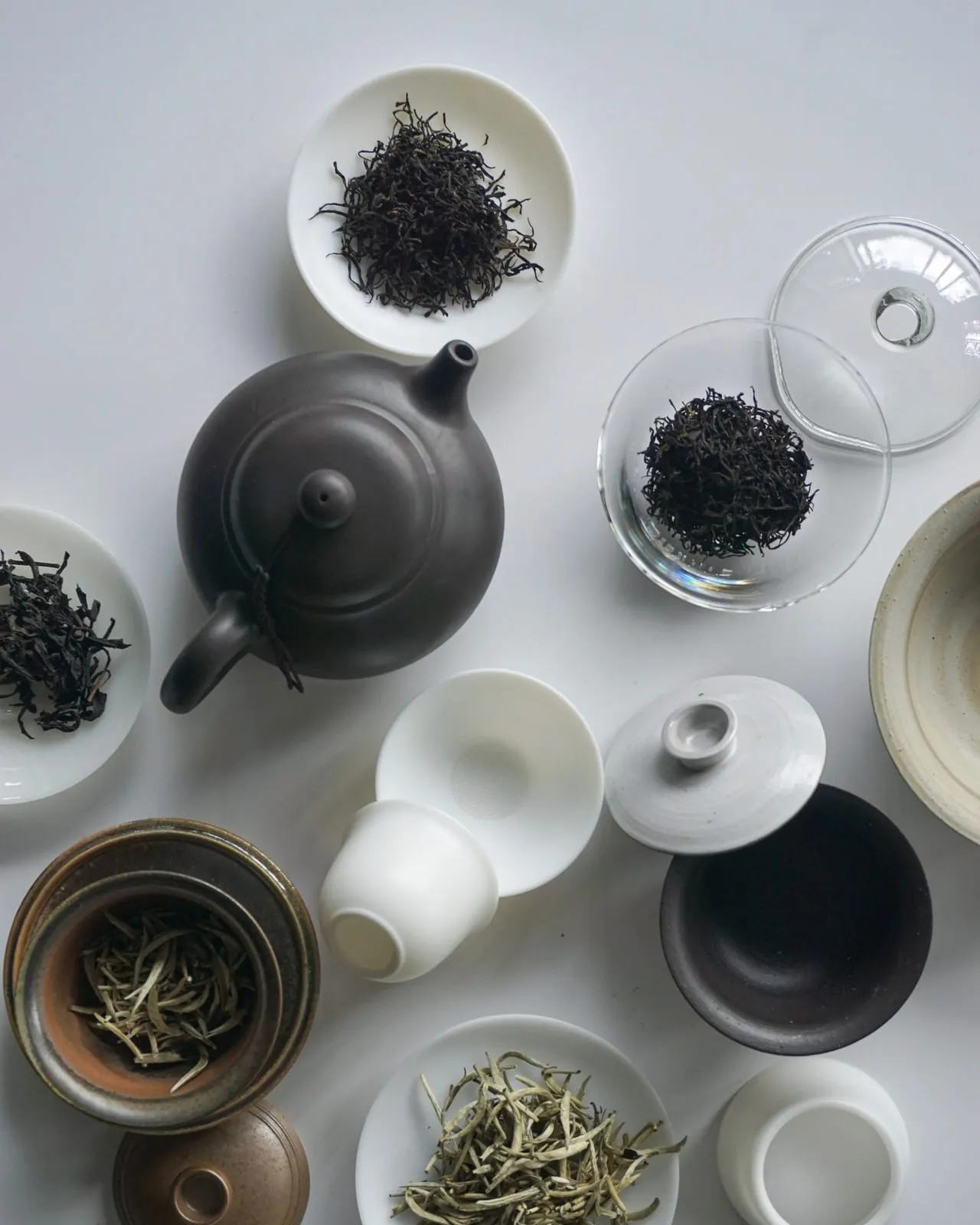 不同茶类的干茶与茶器