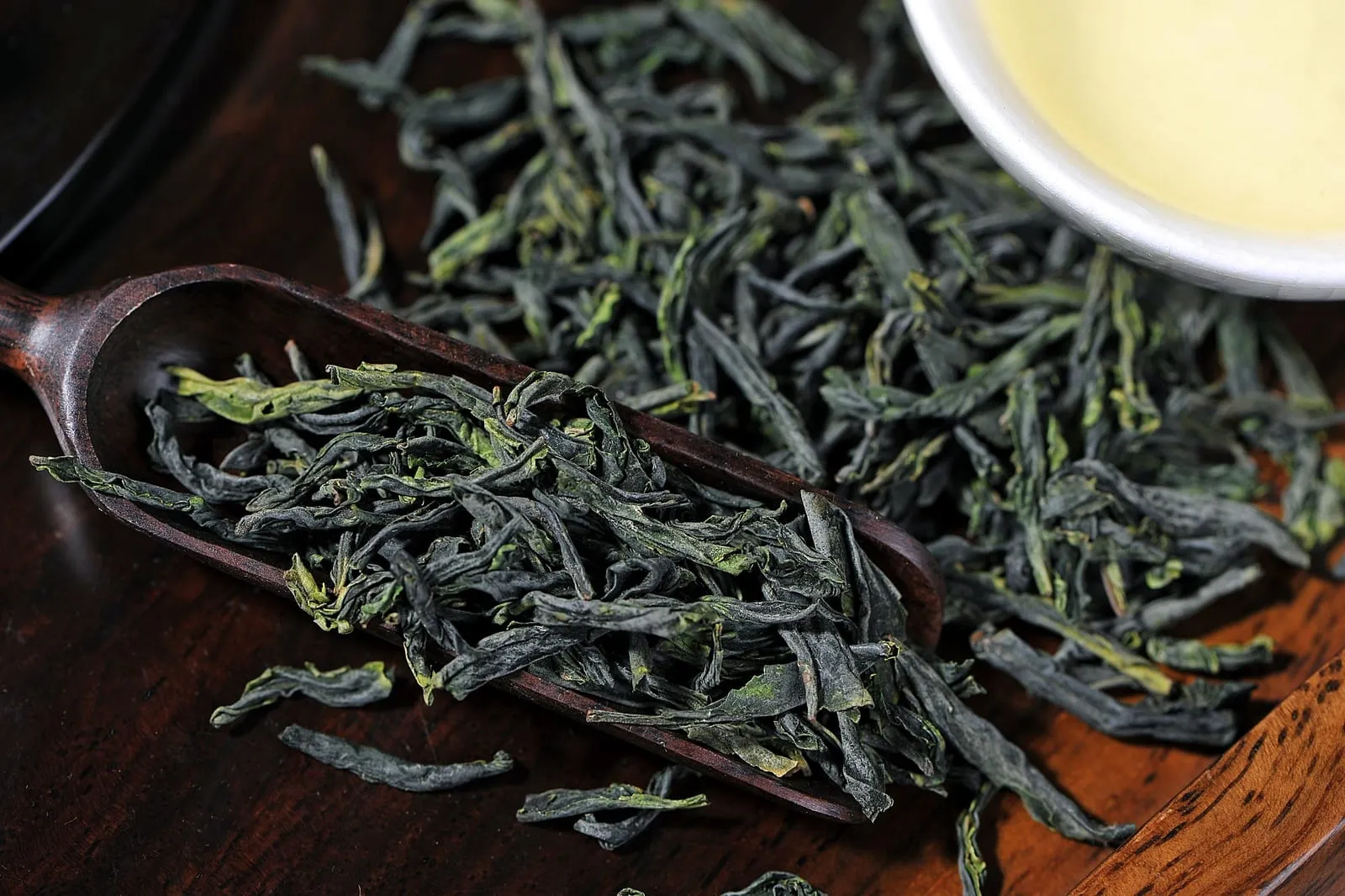 炒青绿茶干茶与茶汤